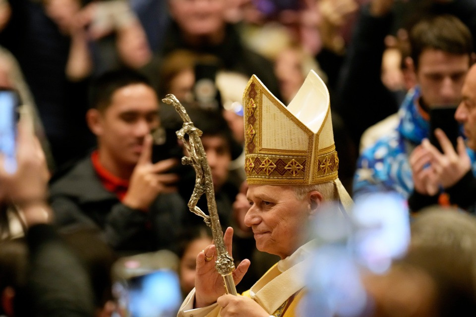 La prima messa di Natale di Leone XIV, a sorpresa saluta i fedeli rimasti fuori da San Pietro