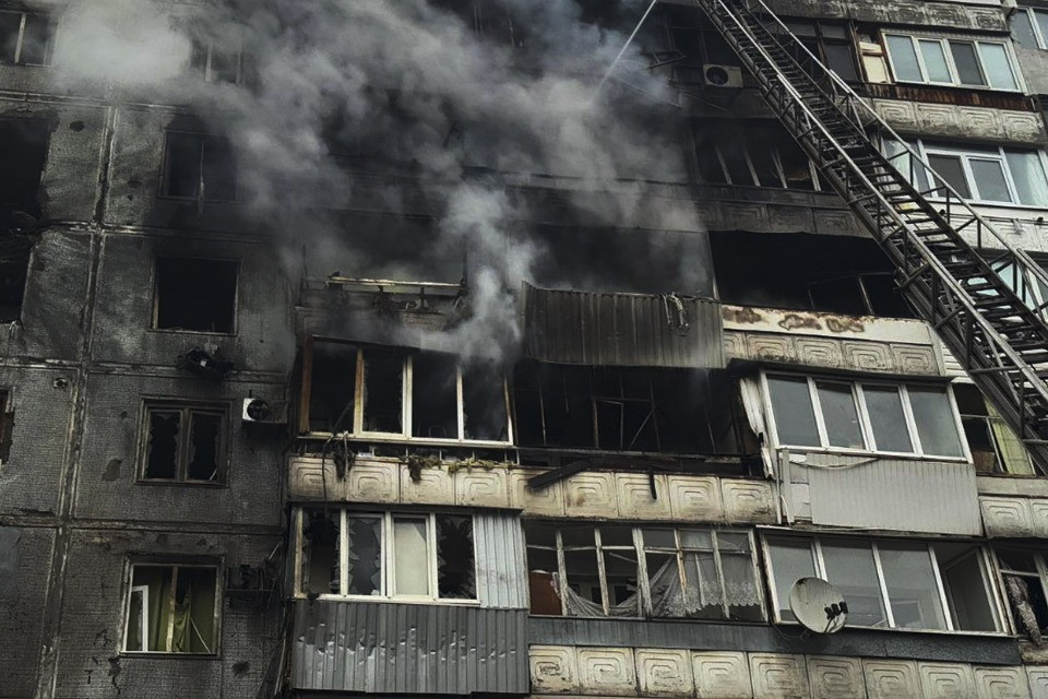 Droni russi su strutture civili a Zaporizhzhia: colpiti 13 condomini