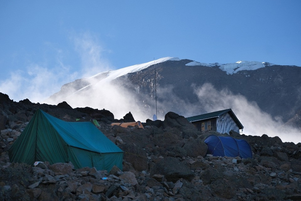 Elicottero si schianta sul sul Kilimangiaro, 5 morti