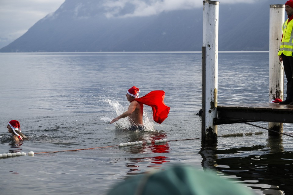 Per Santo Stefano un tuffo «da brivido» nel Lago di Lugano