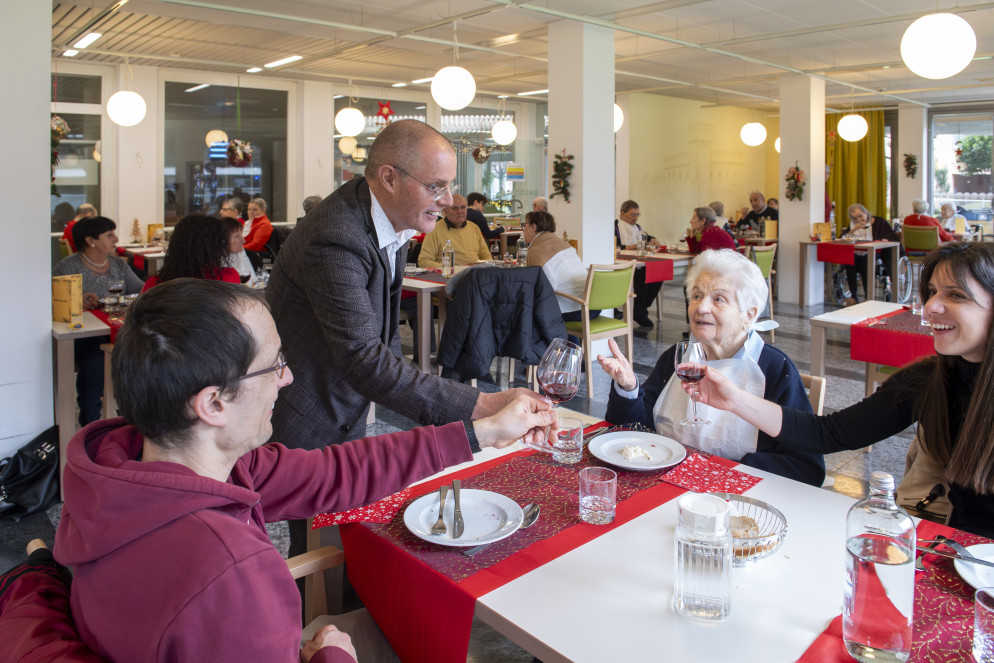Il direttore Silvano Morisoli brinda insieme a Marta, in compagnia dei familiari. © Ti-Press/Francesca Agosta
