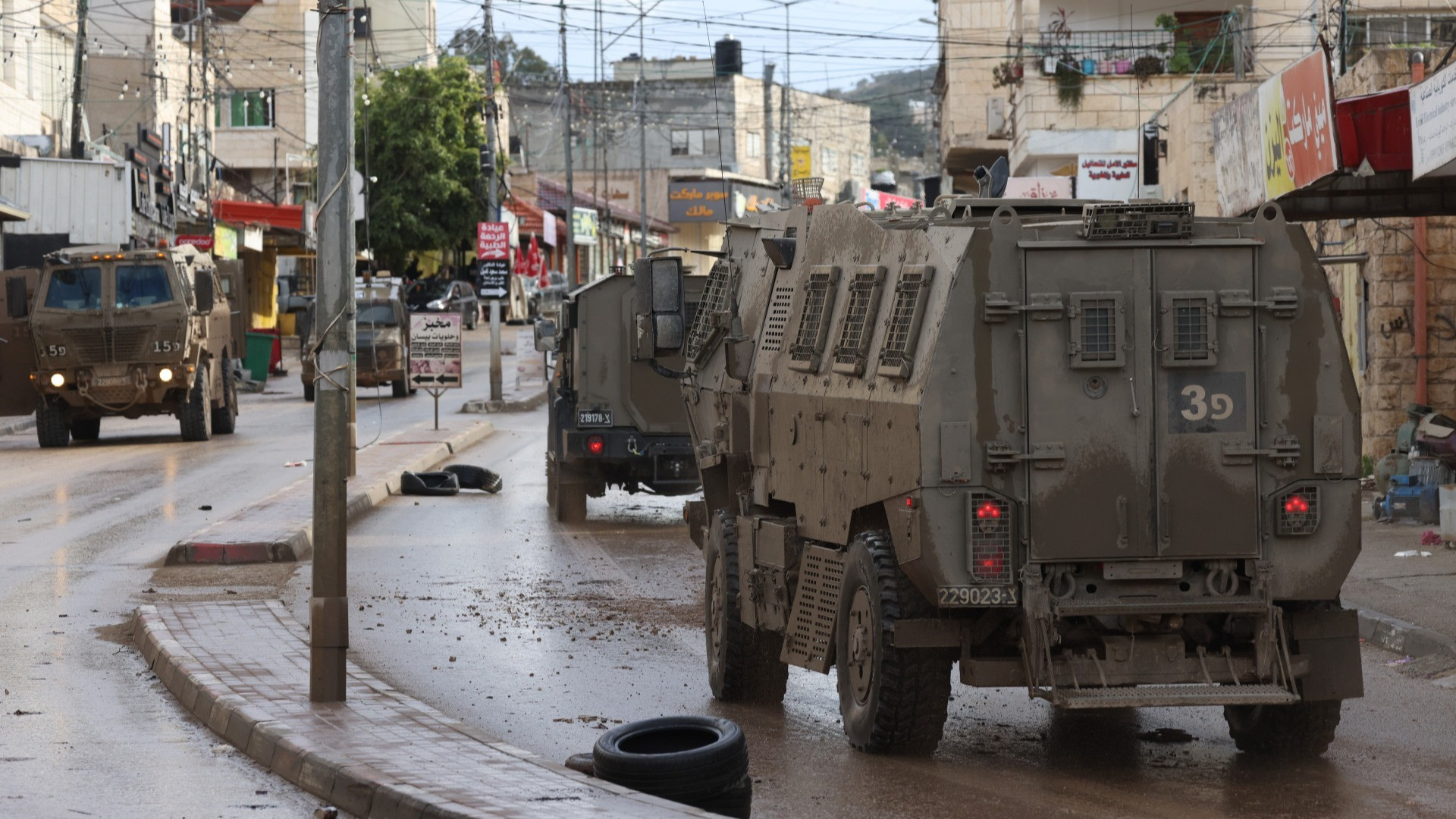«I coloni israeliani rubano le porte delle case palestinesi in costruzione»