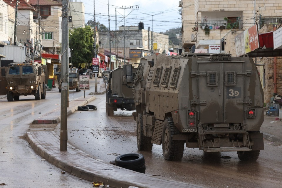 «I coloni israeliani rubano le porte delle case palestinesi in costruzione»