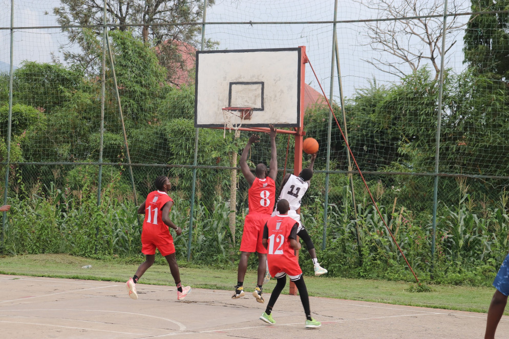 Duelli sotto canestro.