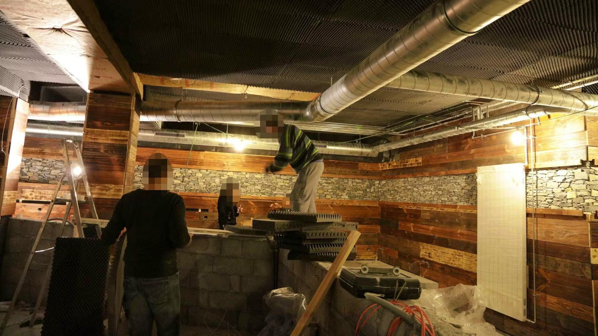 Pannelli fonoassorbenti e scala ristretta: le foto della ristrutturazione del Constellation, nel 2015, fanno discutere