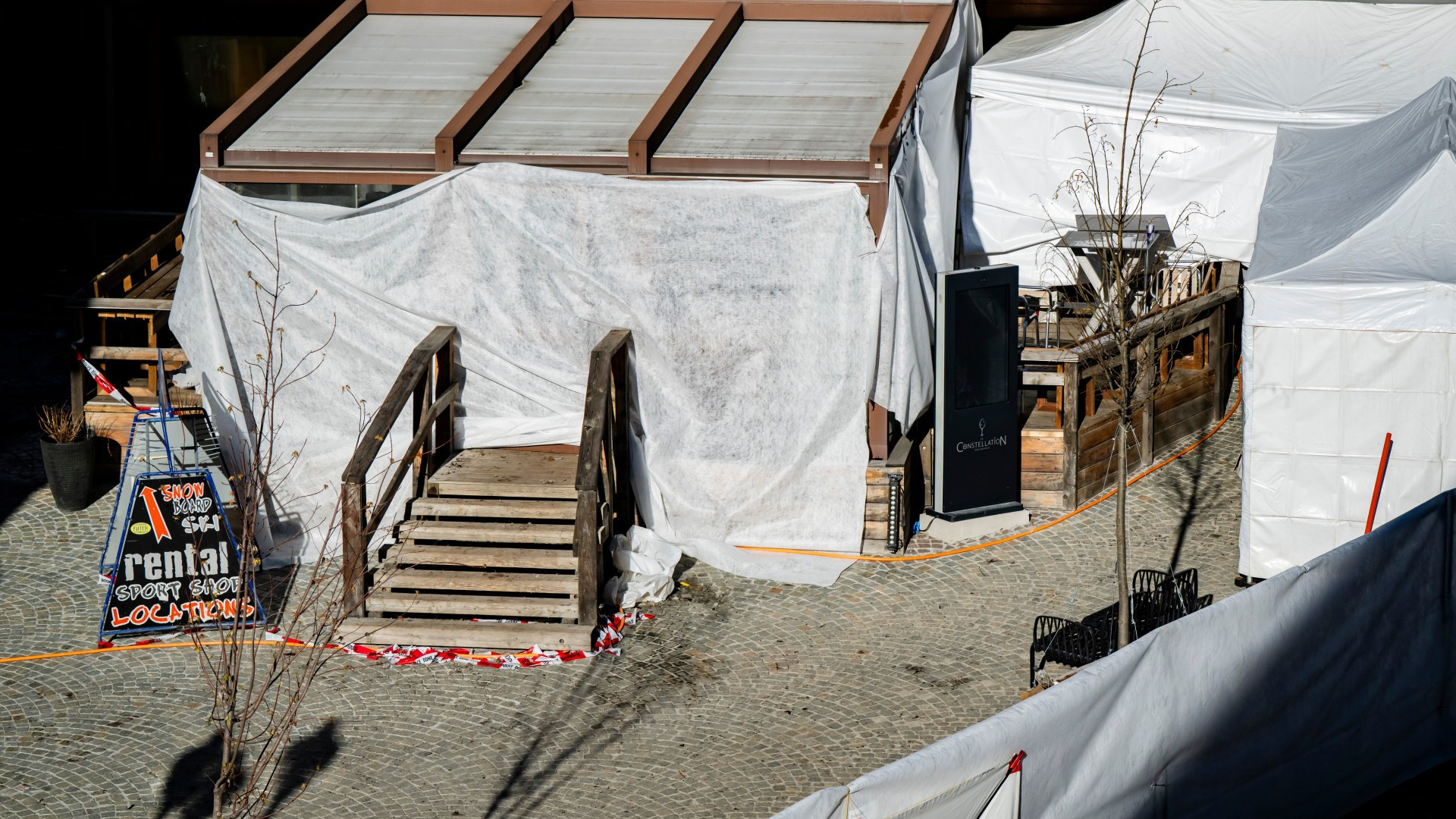 Due ex dipendenti del Constellation: «L'uscita antincendio veniva sempre chiusa a chiave»