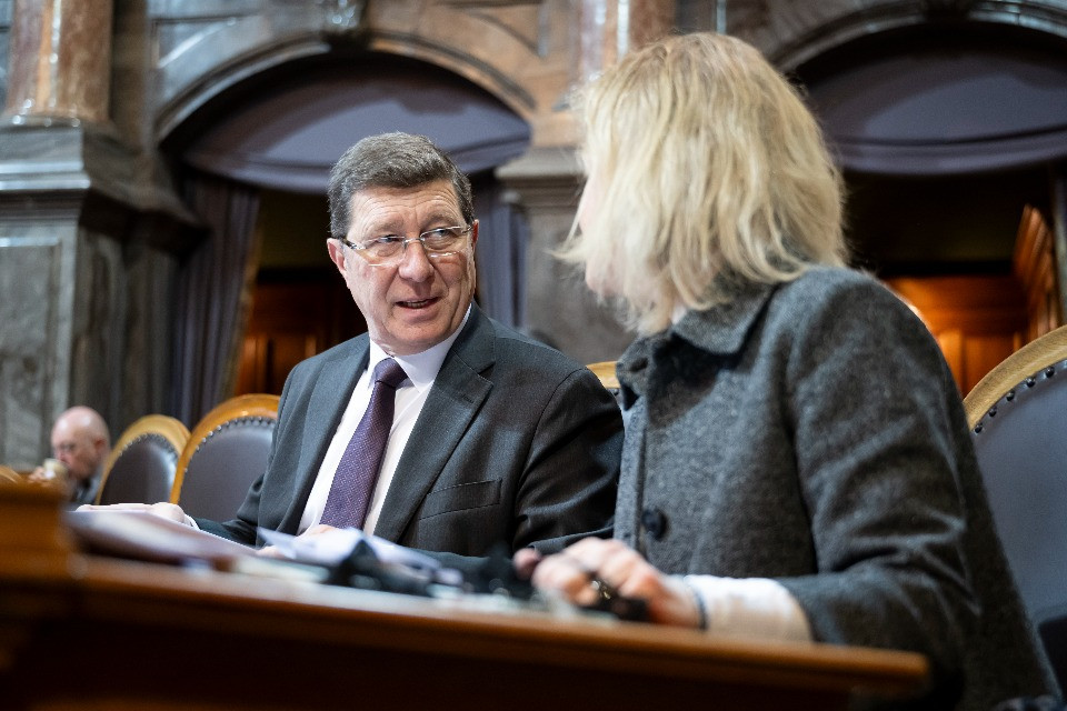 Crans-Montana: Mauro Poggia e quel post su Facebook che accosta la tragedia a Israele