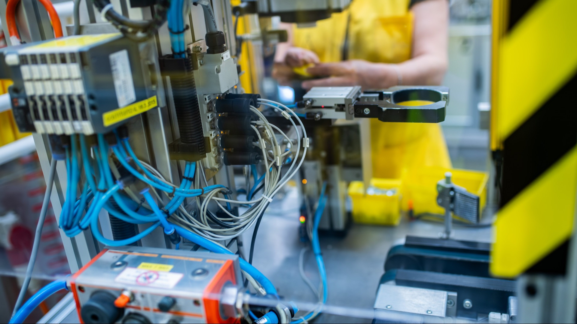 Indici PMI: male l'industria, bene i servizi