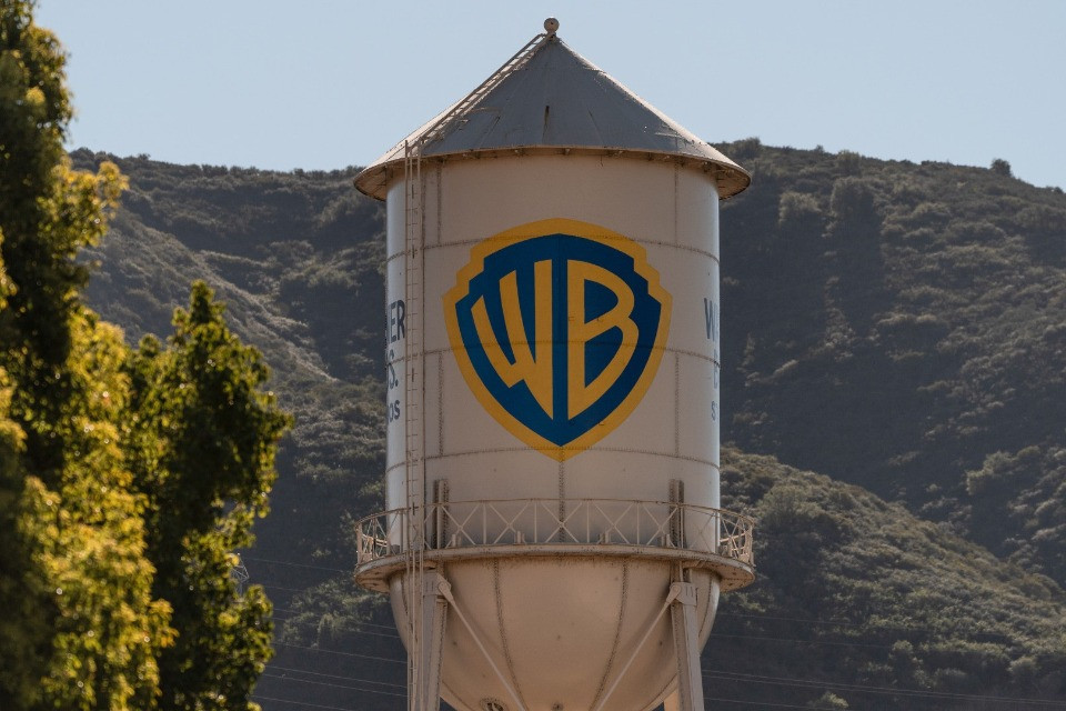 Warner Bros respinge l'ultima offerta di Paramount: «Inadeguata»