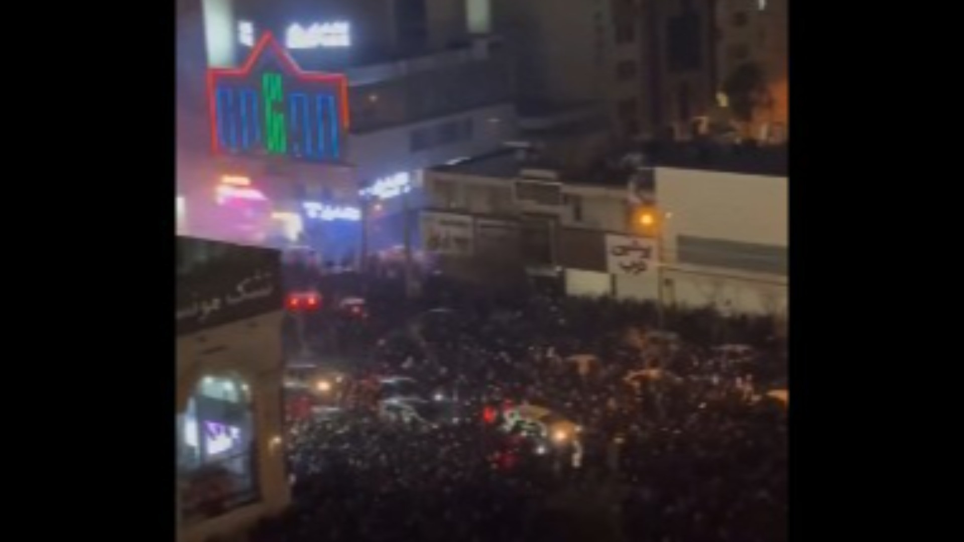 Enormi folle di manifestanti in Iran