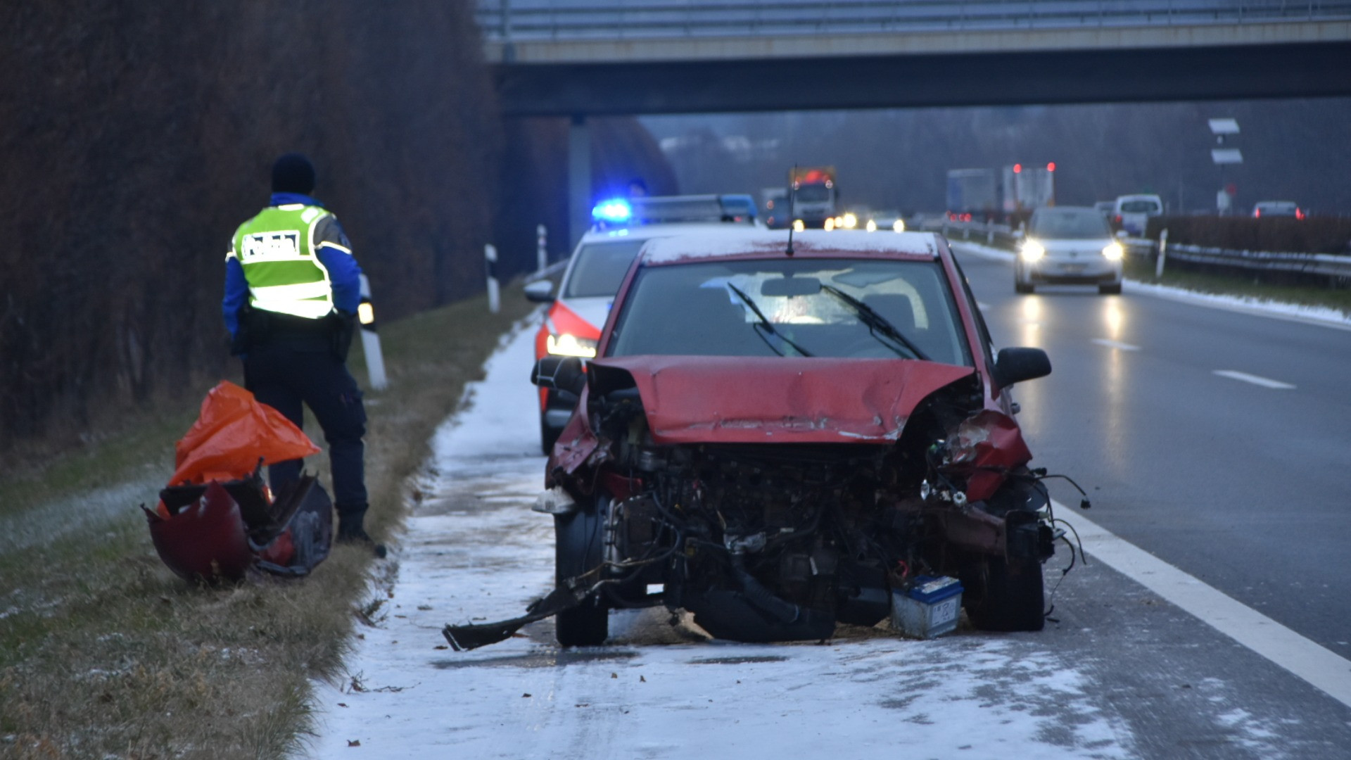 Perde il controllo dell'auto e finisce contro il guardrail, incidente sull'A2 a Sigirino