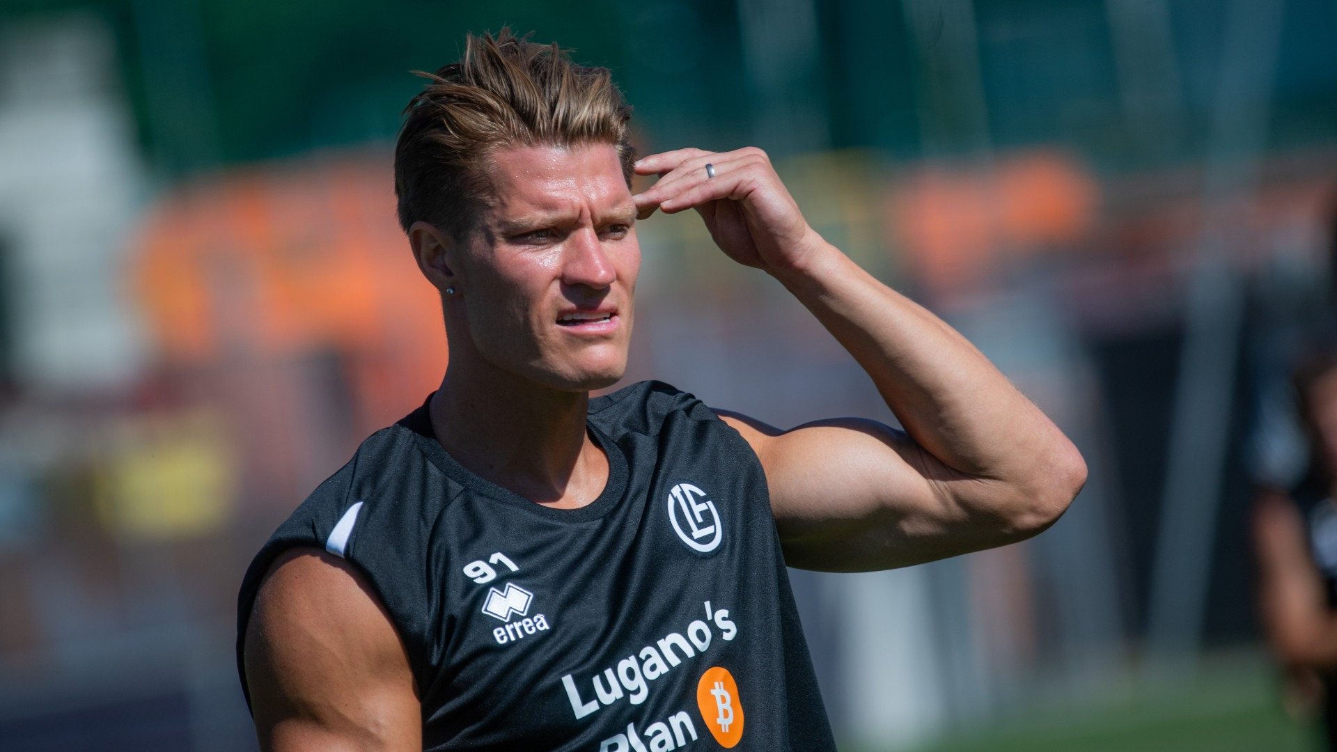 Behrens perde la testa e aggredisce Koutsias