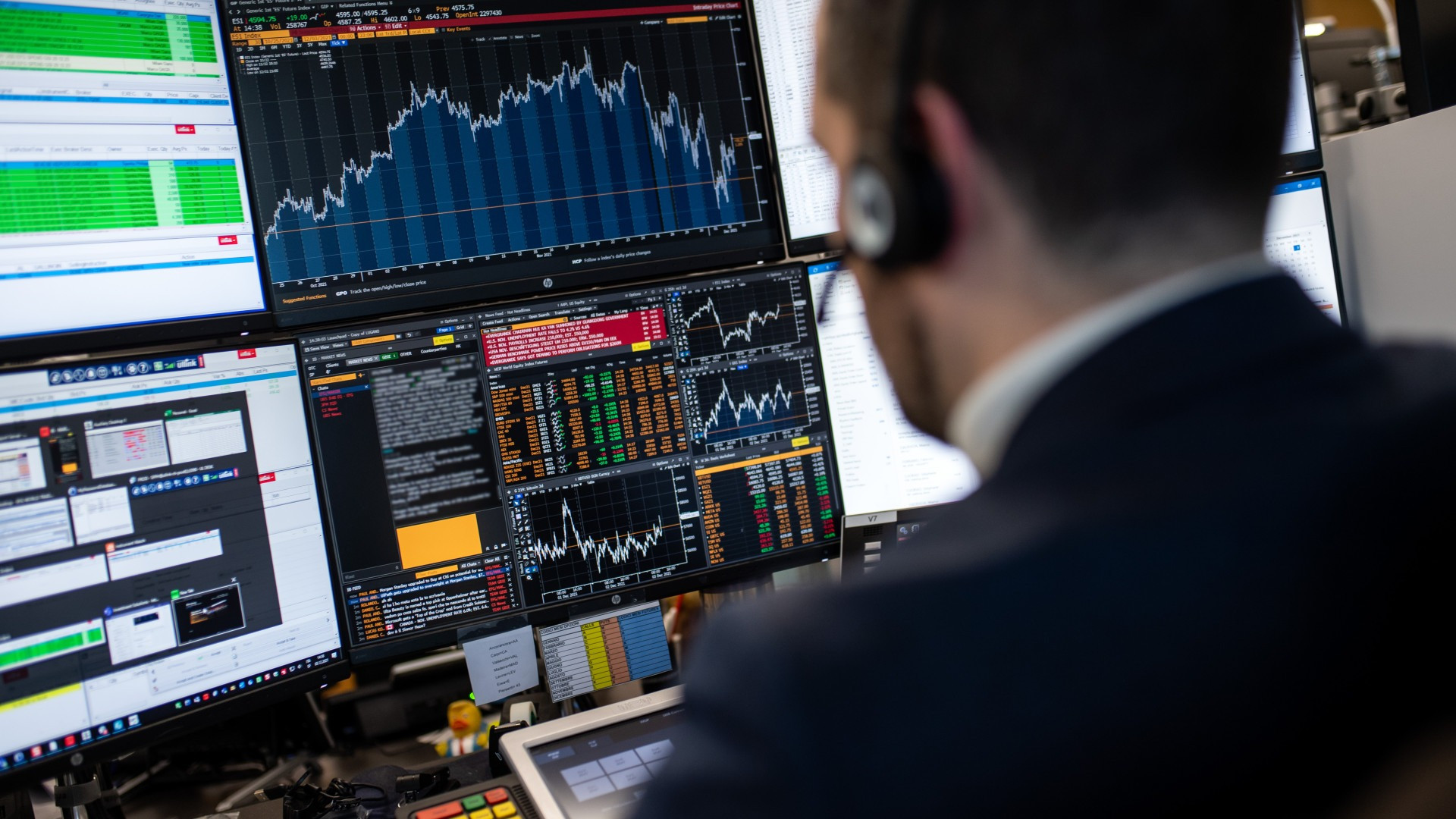 La Borsa veleggia tra luci e ombre