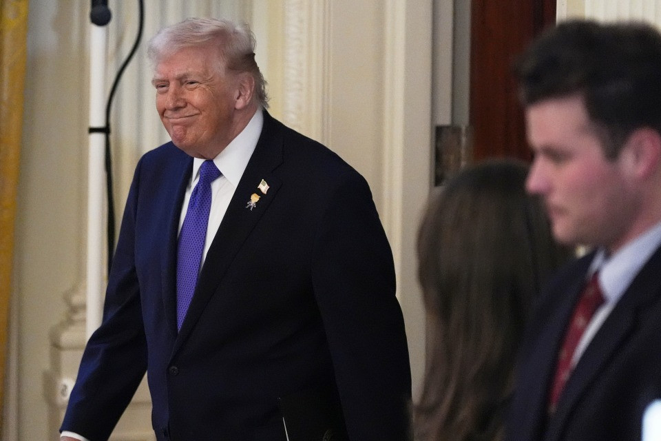 La storia della stretta di mano, dagli assiri a Donald Trump