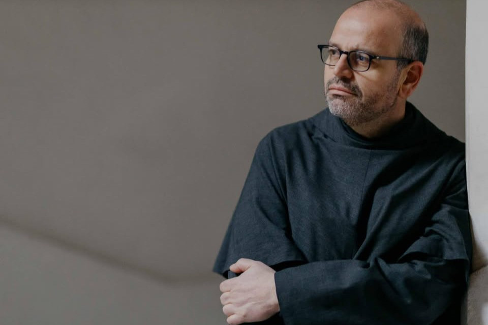 Un frate che parla con la AI