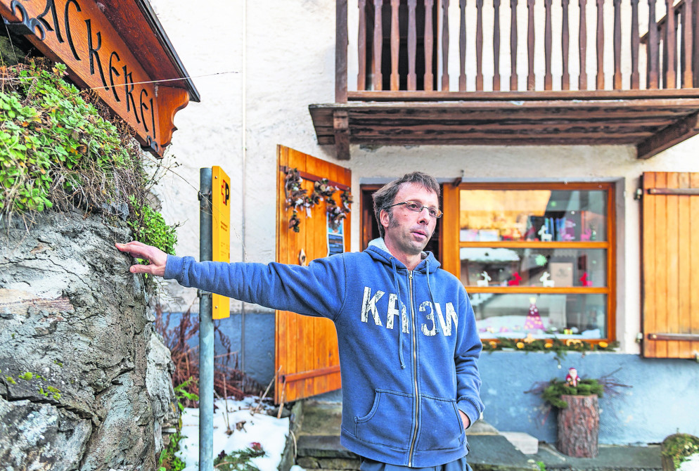 Alfio Sartori davanti alla panetteria di Bosco Gurin.