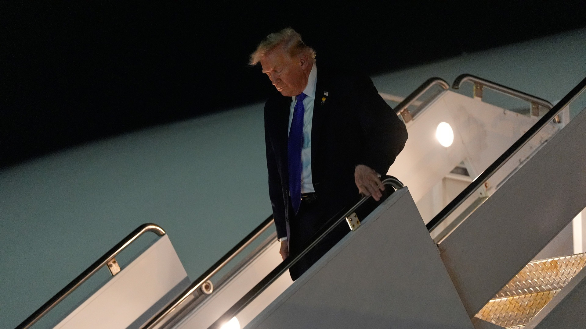 Donald Trump ha firmato un ordine esecutivo per proteggere i proventi americani derivanti dalla vendita di petrolio venezuelano