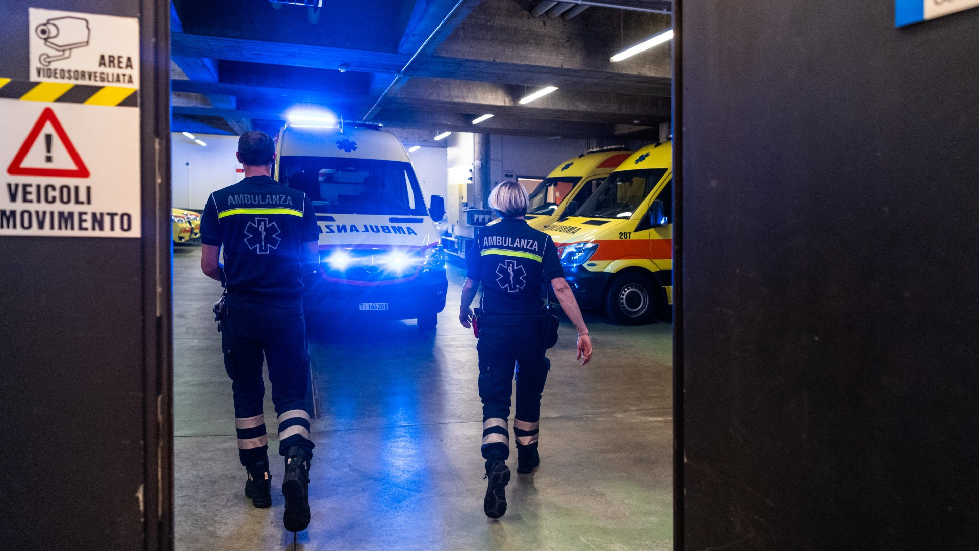 Parcheggia e scende dall'auto, che la investe