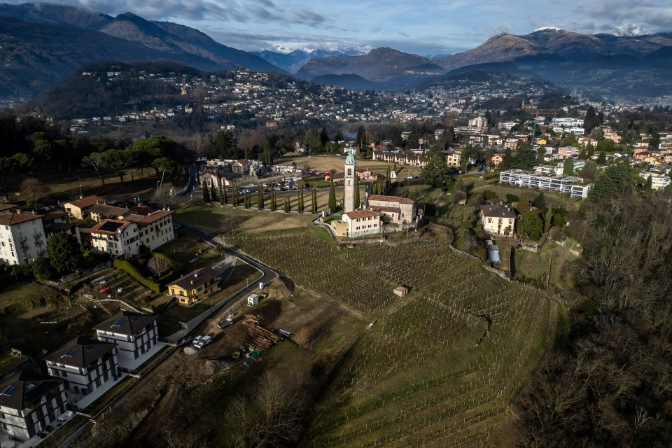 Grandi trattative ai margini della chiesa di Sant’Abbondio