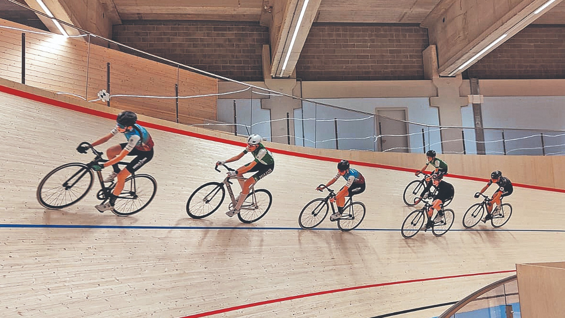 Finalmente le prime pedalate nel nuovo velodromo di Sigirino