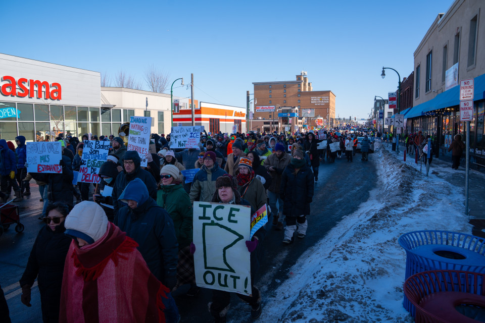 Nuovi scontri a Minneapolis, una donna trascinata fuori dall’auto e nuova sparatoria