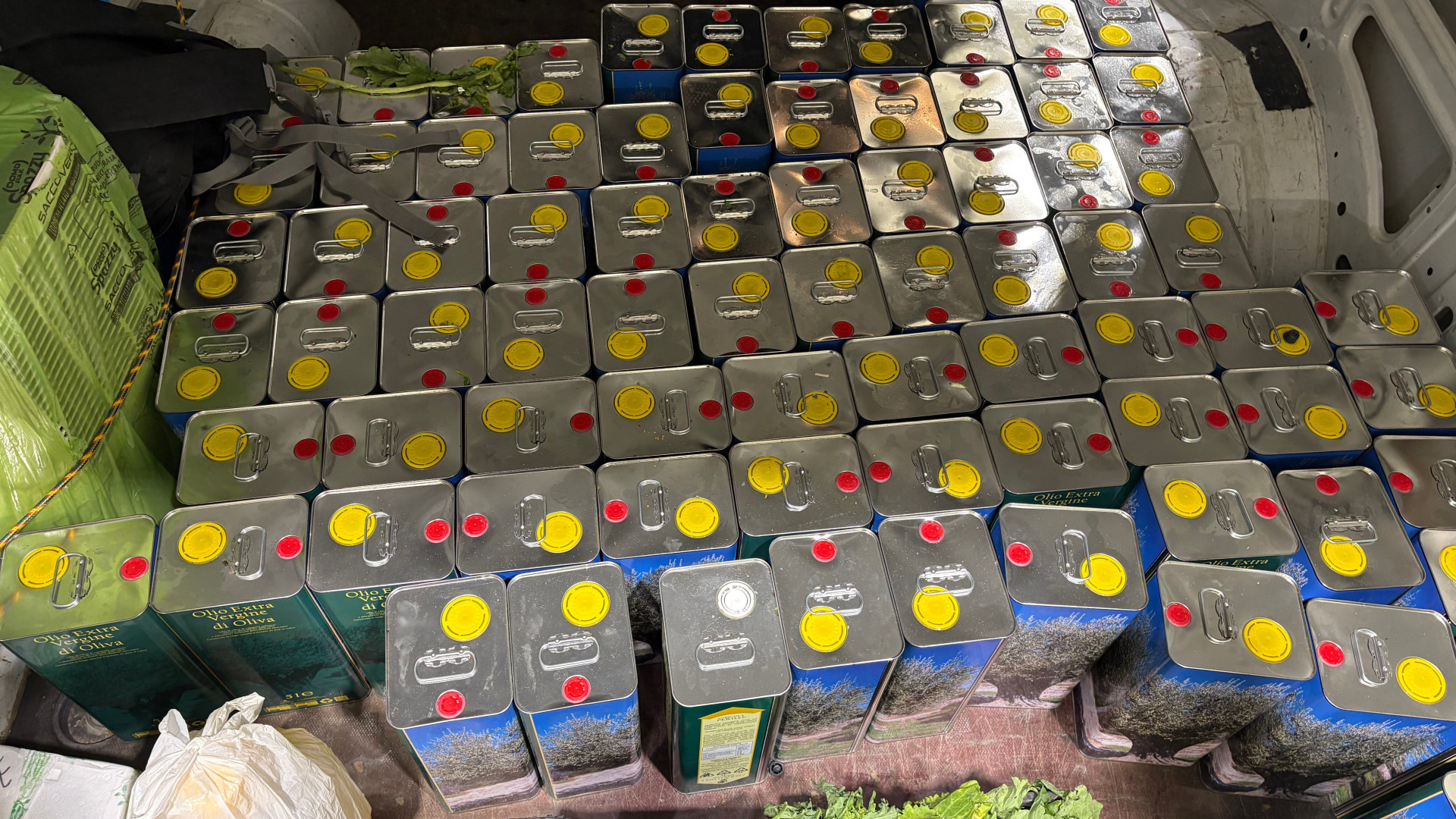 Attraversano la dogana con 546 litri di olio non dichiarati