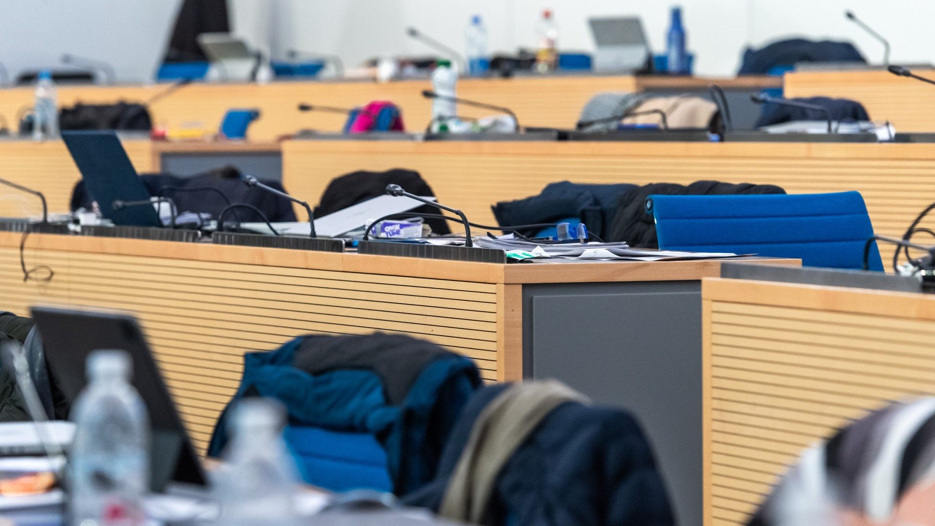 L'inutile esercizio per guardarsi l'ombelico