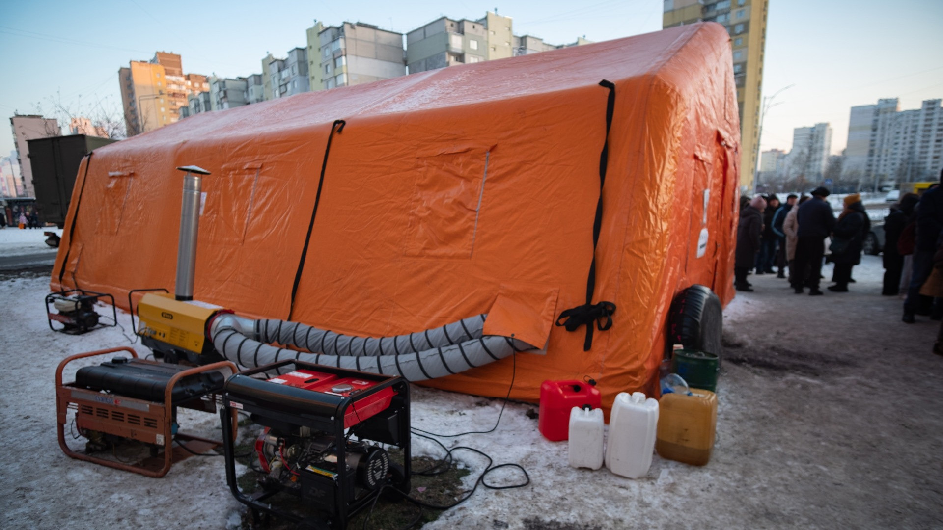 Raid russi contro le infrastrutture energetiche ucraine: dalla Polonia generatori per Kiev