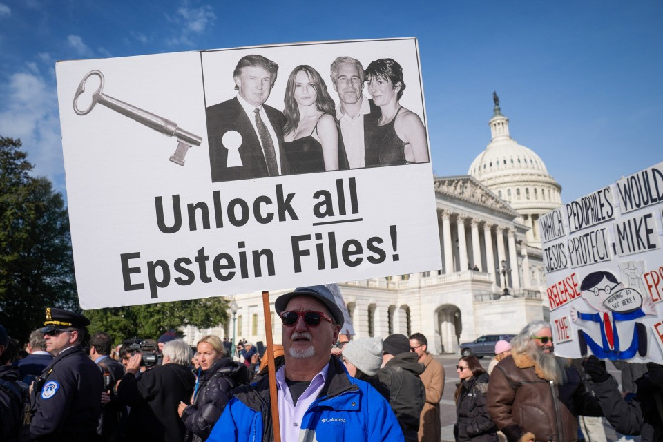 Un mese dopo la data fissata dal Congresso, gli Epstein Files non sono ancora stati diffusi