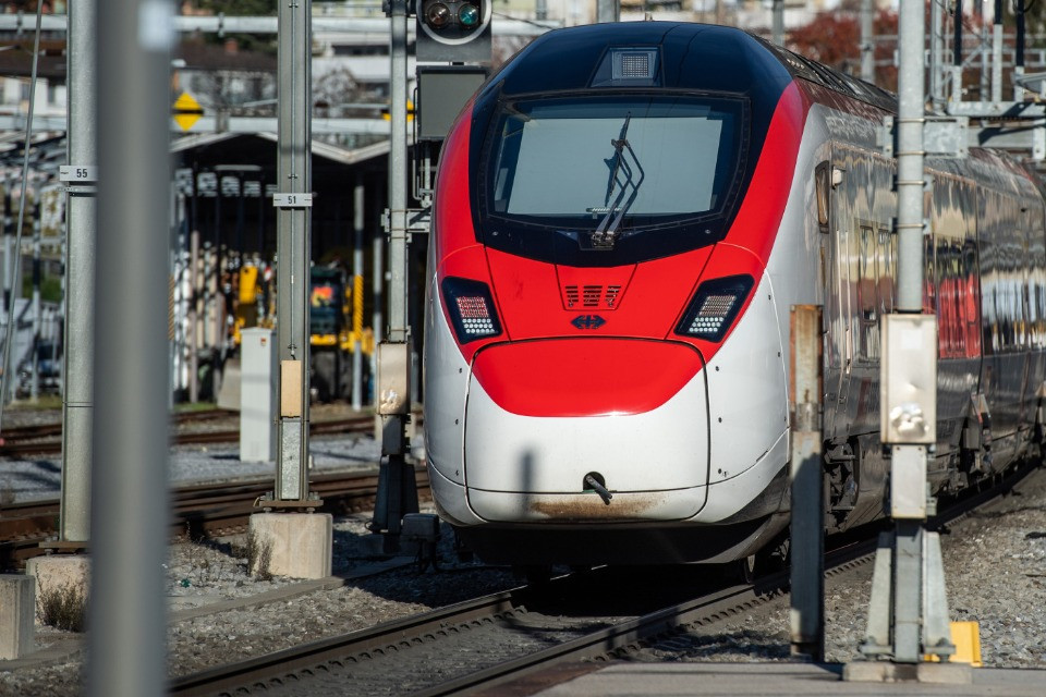 Incidente sui binari tra Taverne-Torricella e Rivera-Bironico, coinvolta una persona