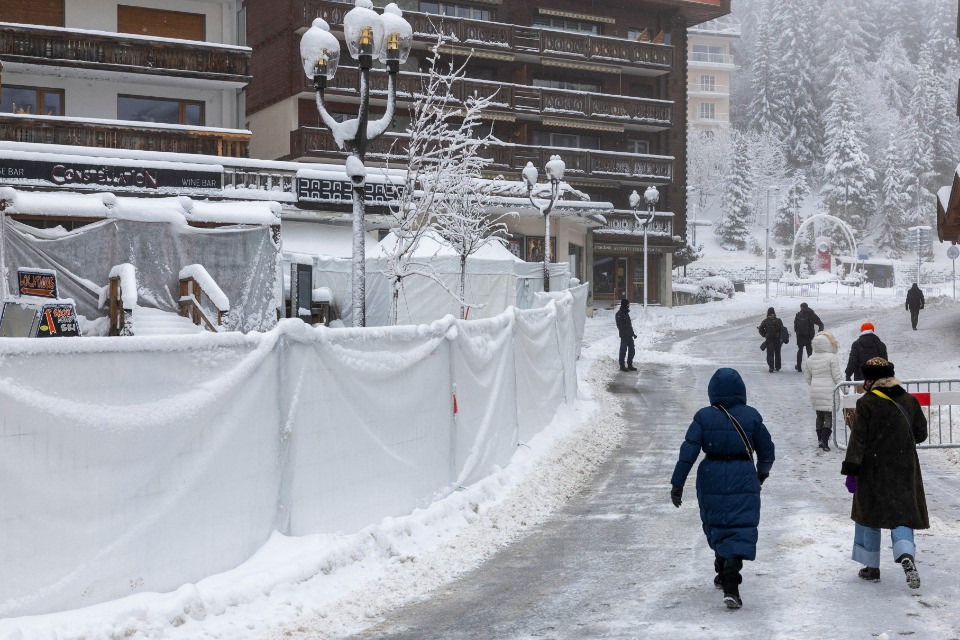 Al Constellation fuochi d'artificio illegali provenienti dall'Italia