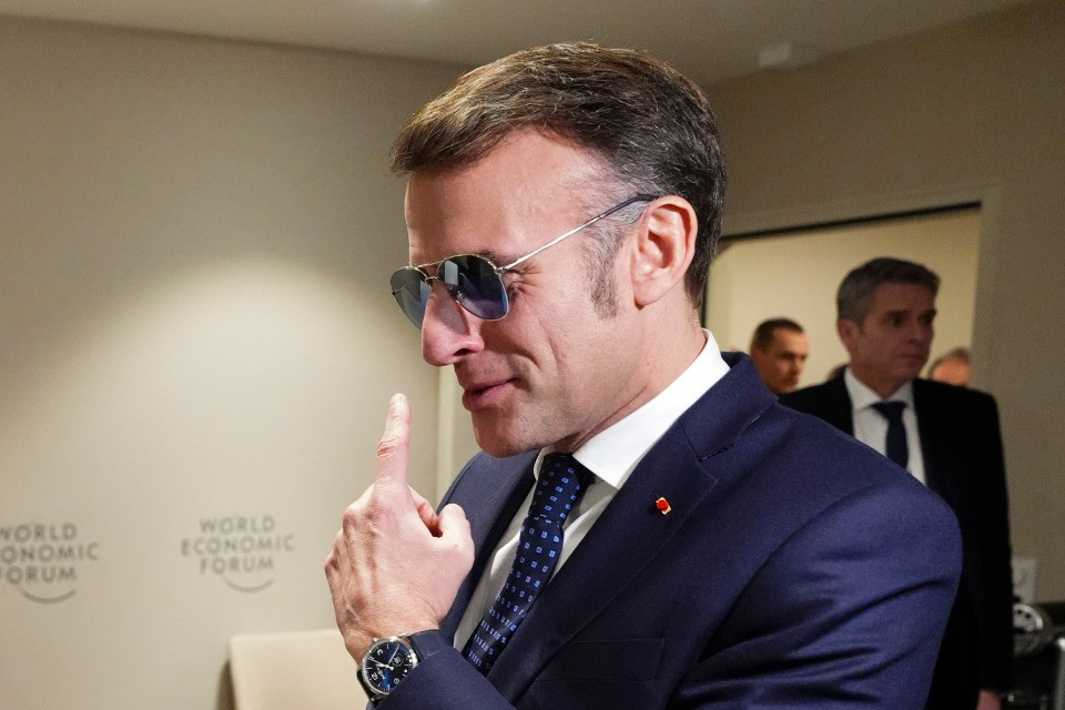 Emmanuel Macron e gli occhiali da sole di Henry Jullien: il «machismo diplomatico» per tenere testa a Donald Trump
