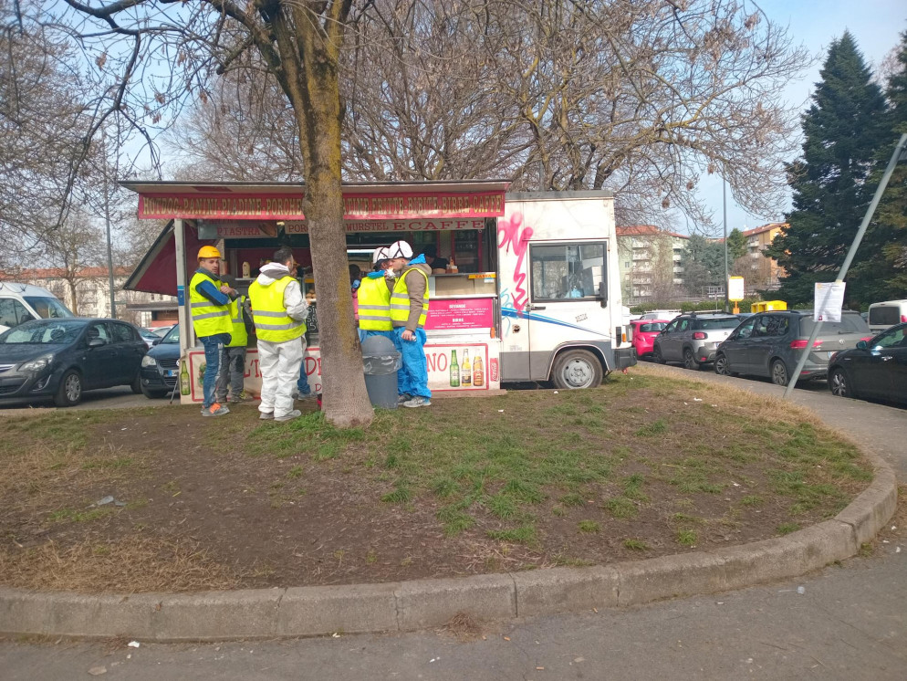 Operai all'esterno del cantiere di Santa Giulia (foto Cdt)