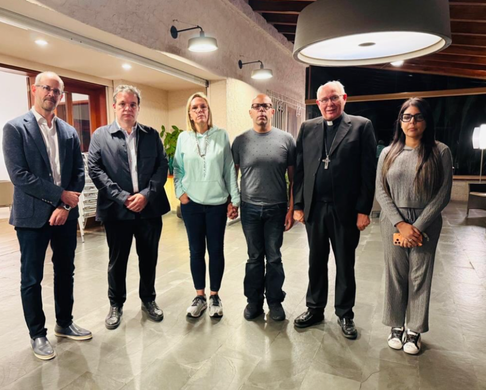 Da sinistra a destra: l'ambasciatore svizzero Gilles Roduit, Ricardo Cusanno (Foro Cívico), Mariana González de Tudares e il marito Rafael Tudares, l'arcivescovo di Caracas&nbsp;Raúl Biord Castillo, Indira Urbaneja, consulente politica vicina al regime di Maduro. © Instagram/ @cusannoricardo