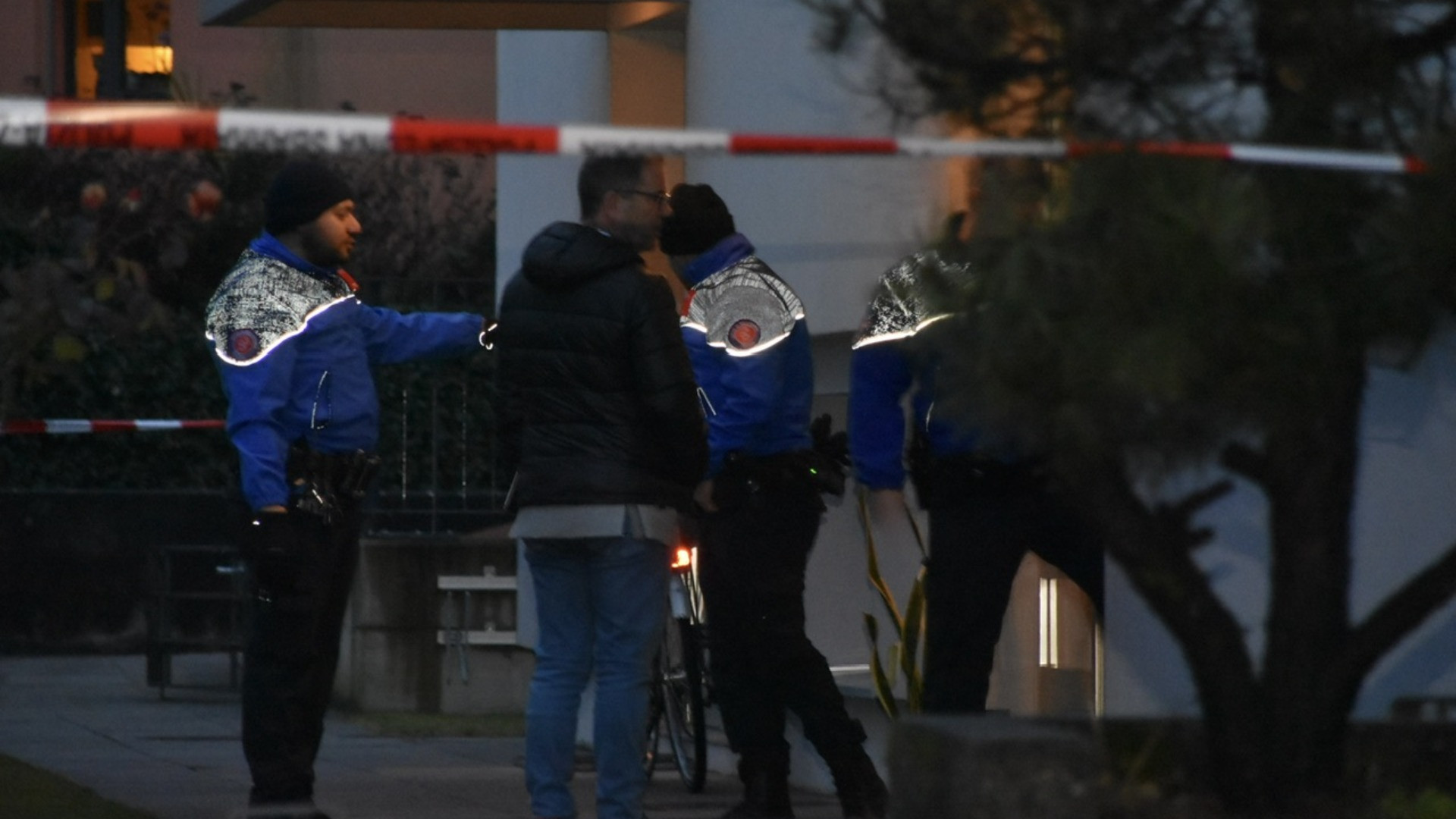 Il via vai di inquilini, le urla, le tante domande