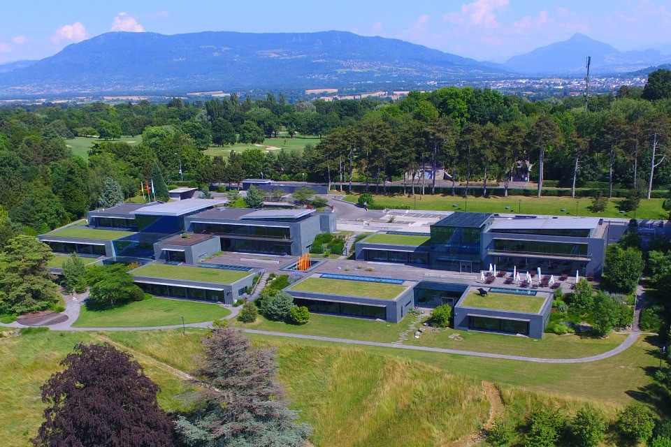 Schwab pronto a regalare alla Svizzera il terreno del WEF da 200 milioni