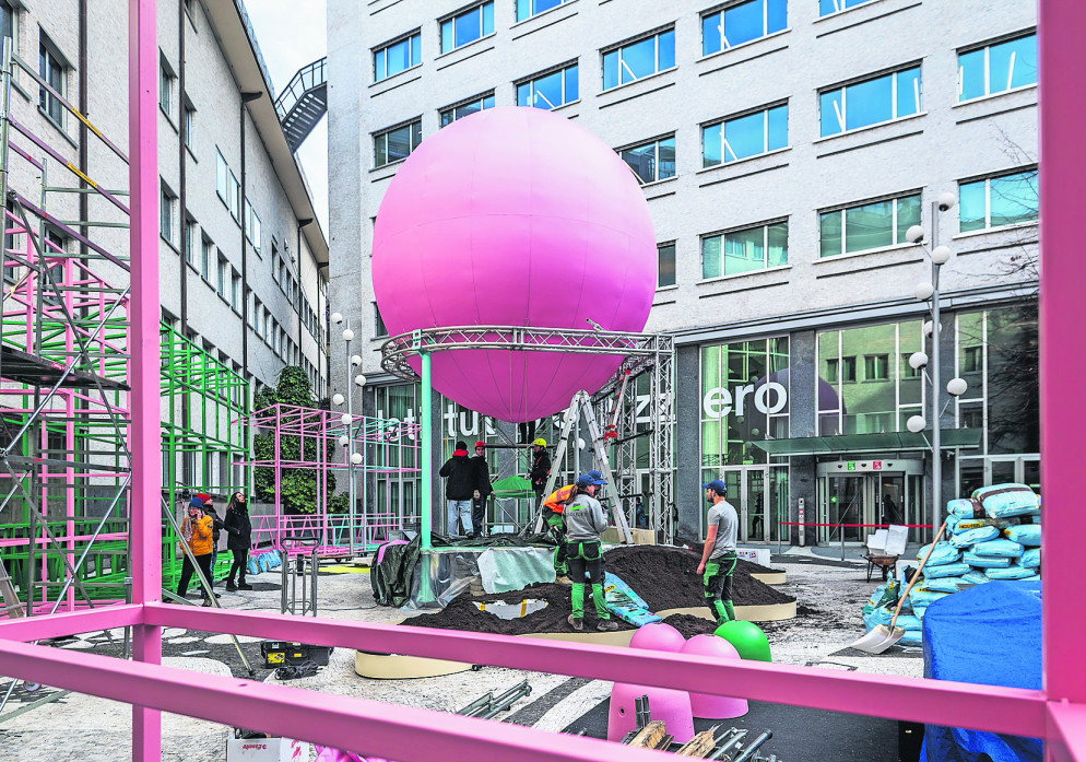 Operai e giardinieri montano l'installazione nel cortile del Centro Svizzero di Milano (foto Cdt - Zocchetti)