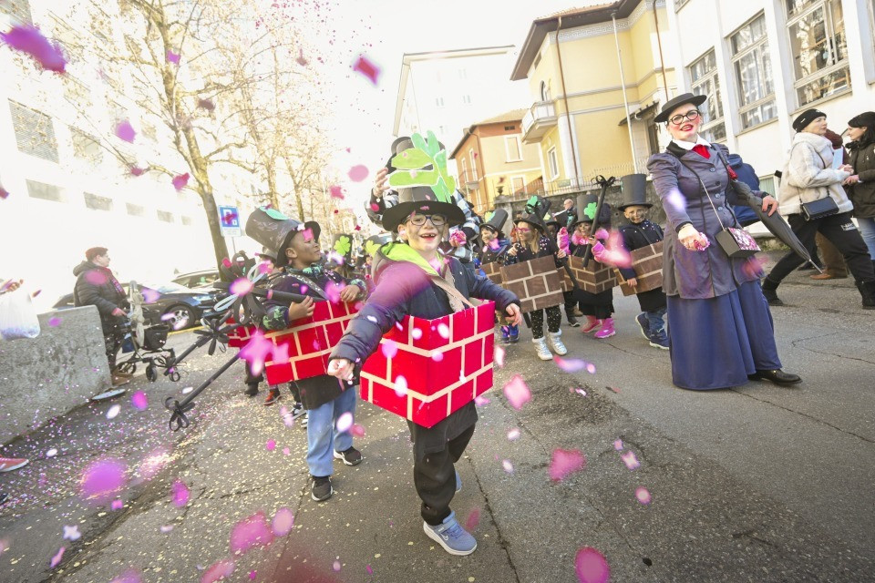 Corteo dei bambini baciato dal sole