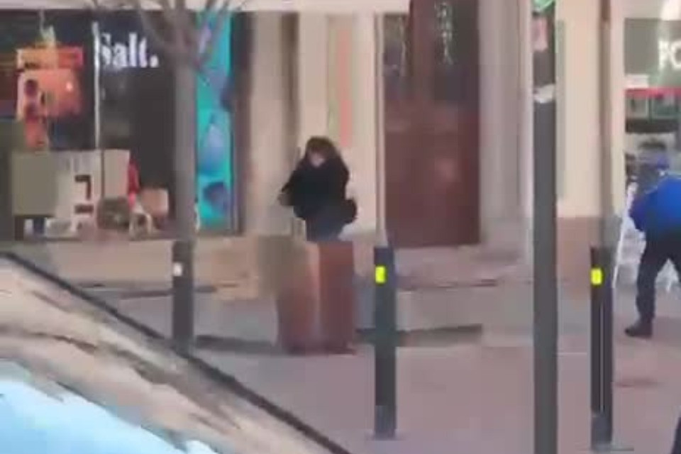 Col coltello in negozio urla «Allah Akbar»