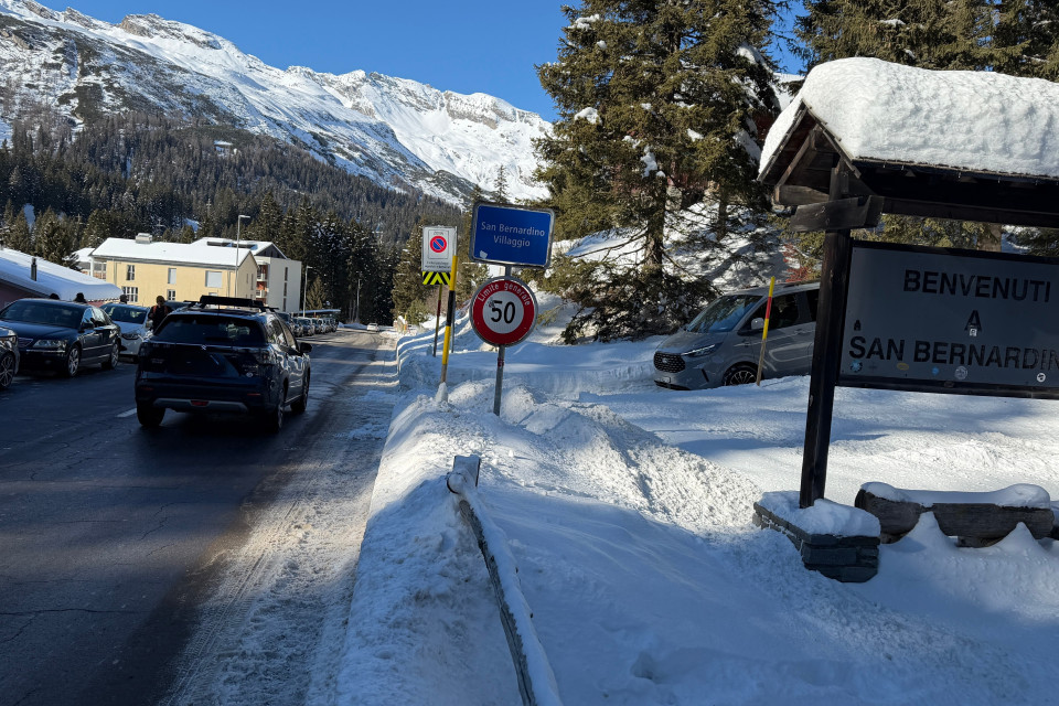 Sole, neve e traffico: San Bernardino fa il pienone per il weekend