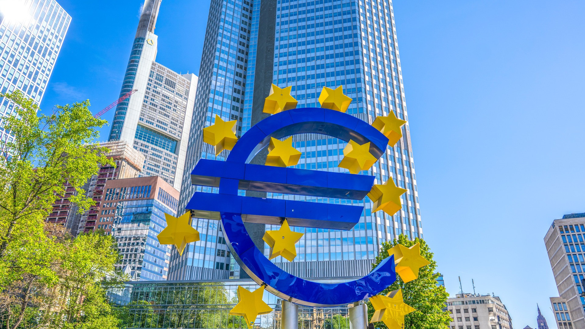 Nonostante l'apprezzamento dell’euro sul dollaro, la BCE manterrà i tassi fermi