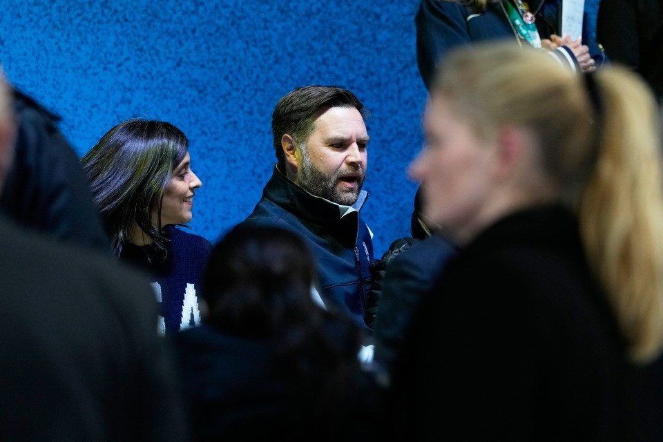 JD Vance ancora contestato: fischi all'Arena Hockey