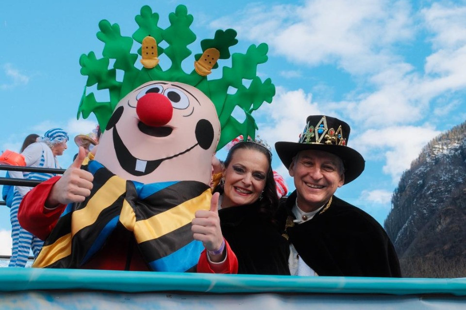 Lingera da primato con 25 mila festaioli, unico neo i braccialetti contraffatti