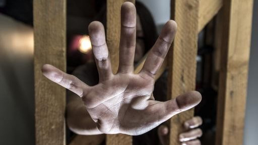 Sassari: segregata, stuprata e torturata dal fidanzato per 10 giorni