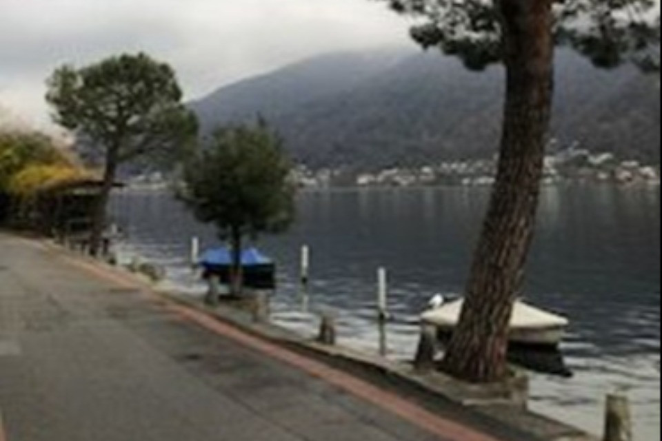 Cordolo rialzato sulla cantonale a Morcote, «situazione pericolosa per i ciclisti»