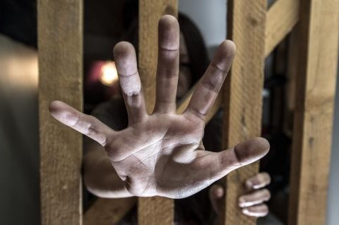 Sassari: segregata, stuprata e torturata dal fidanzato per 10 giorni