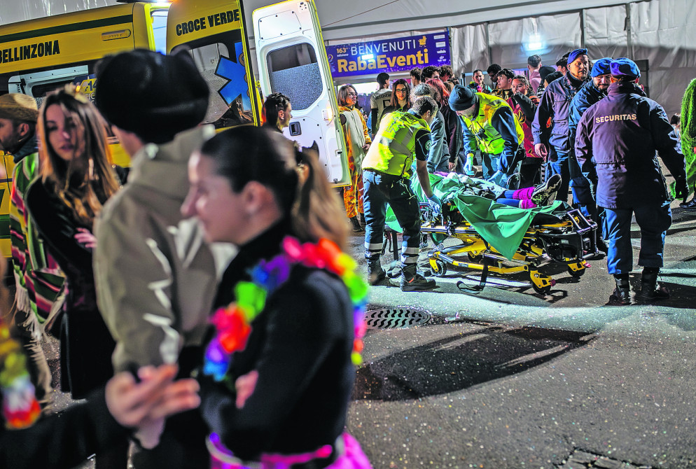 Le barelle della Croce Verde fanno avanti e indietro tra le tende del carnevale (foto Cdt - Gabriele Putzu)