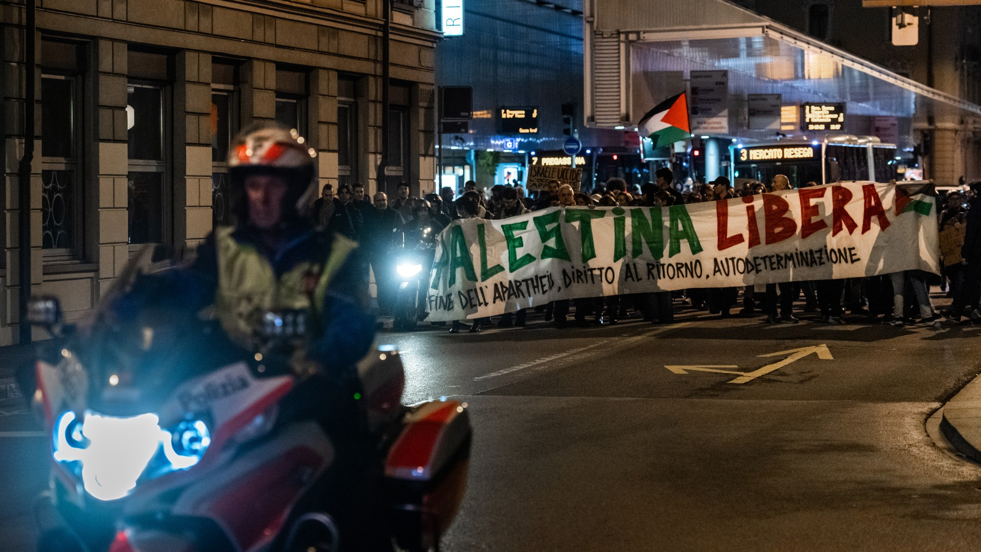 I remigrazionisti rinunciano, gli antifa marciano lo stesso