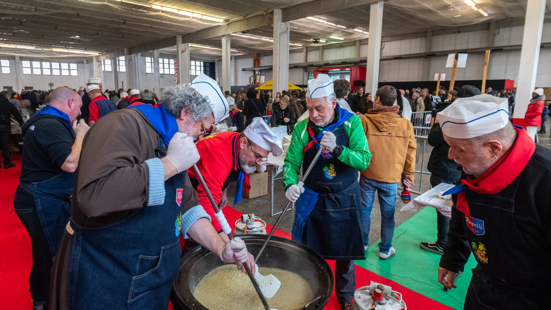 La risottata di carnevale trasloca, ma il successo non cambia