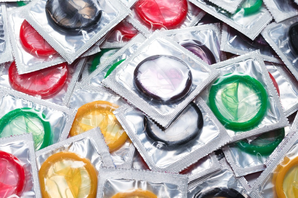 Milano-Cortina: quei preservativi esauriti al villaggio olimpico in vendita a 105 euro online